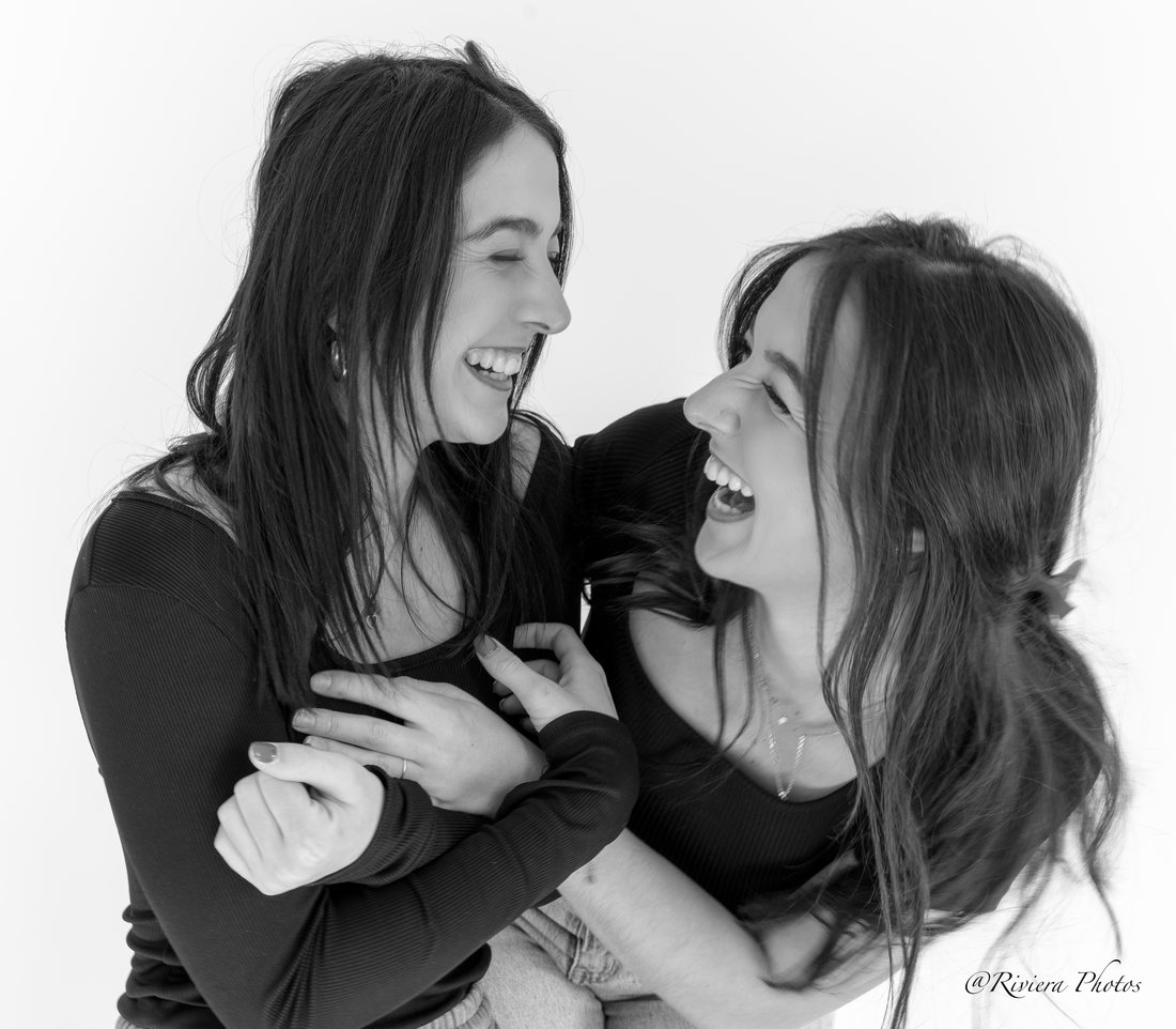 Portrait en noir et blanc de deux amies qui éclatent de rire