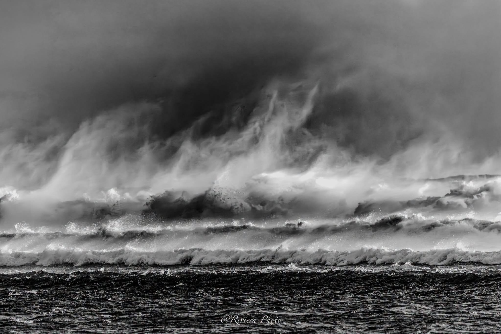 La houle au large de La Réunion, photographiée en noir et blanc